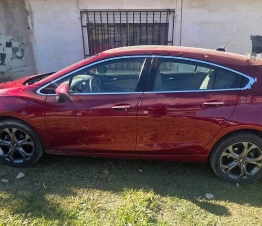 Piedrazos, daños y una mujer herida: violento episodio en barrio Colinas