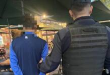 Vendía pulseras truchas para el clásico cordobés y terminó detenido