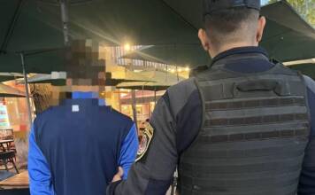 Vendía pulseras truchas para el clásico cordobés y terminó detenido