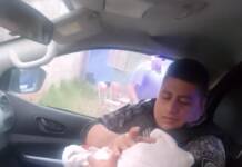 Llamó al 911 porque su hermana estaba en trabajo de parto y los policías asistieron el nacimiento