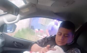 Llamó al 911 porque su hermana estaba en trabajo de parto y los policías asistieron el nacimiento