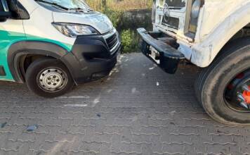 Choque entre un camión y una moto dejó un joven herido en Carlos Paz