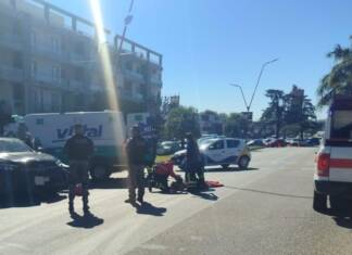 Fuerte choque en Av. San Martín: Una motociclista debió ser hospitalizada