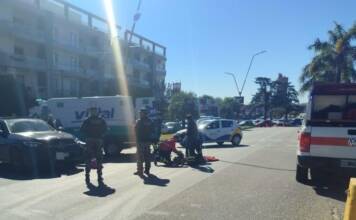 Fuerte choque en Av. San Martín: Una motociclista debió ser hospitalizada