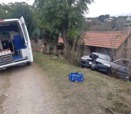 San Roque: Despistó con el auto e impactó contra su propia vivienda