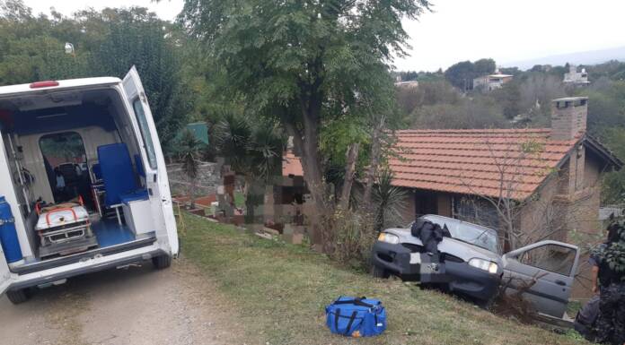 San Roque: Despistó con el auto e impactó contra su propia vivienda