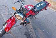 Un motociclista herido tras chocar con un auto en pleno centro de Carlos Paz
