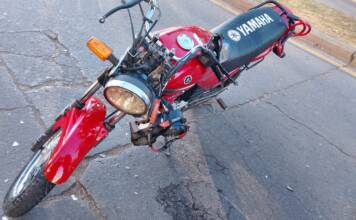 Un motociclista herido tras chocar con un auto en pleno centro de Carlos Paz