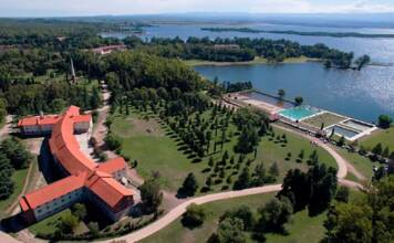 El llanto en vivo del intendente de Embalse ante la venta de los hoteles: «No puedo dormir por esto»