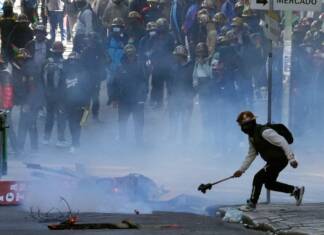 Máxima tensión en Bolivia: policías y militares se enfrentaron con manifestantes para liberar los accesos a La Paz