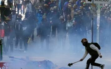Máxima tensión en Bolivia: policías y militares se enfrentaron con manifestantes para liberar los accesos a La Paz