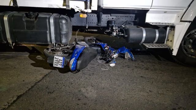 camión embistió a motociclista