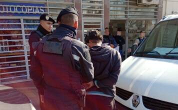 Se negó a mover su auto mal estacionado frente al Banco Nación y terminó preso