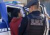 Simularon pedir agua para robarle a un abuelo de 85 años: fueron detenidos en barrio Miguel Muñoz