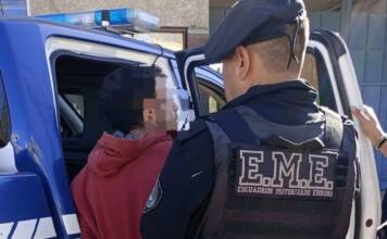 Simularon pedir agua para robarle a un abuelo de 85 años: fueron detenidos en barrio Miguel Muñoz