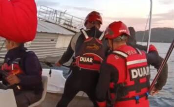 Rescatan a cinco pescadores tras el hundimiento de una balsa en el dique Los Molinos
