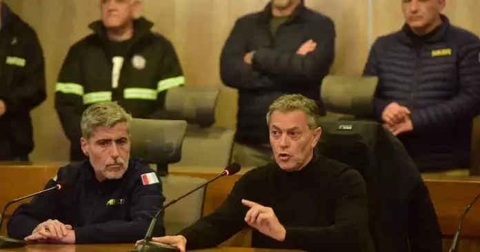 garzon con de prensa