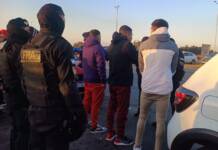 Autopista Córdoba–Rosario: secuestraron droga en colectivos de hinchadas, cuatro detenidos