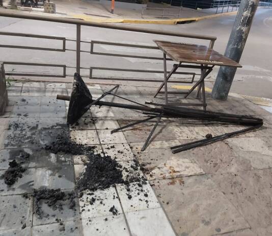 Incendió una sombrilla y provocó daños en un local comercial del Centro de Carlos Paz