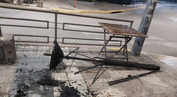 Incendió una sombrilla y provocó daños en un local comercial del Centro de Carlos Paz