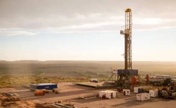 Tragedia en yacimiento de petróleo en Mendoza: Murieron dos operarios tras explorar la tapa de un camión cisterna