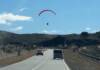 Un parapente aterrizó sobre la ruta de Altas Cumbres y el video se volvió viral