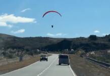 Un parapente aterrizó sobre la ruta de Altas Cumbres y el video se volvió viral