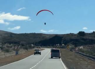 Un parapente aterrizó sobre la ruta de Altas Cumbres y el video se volvió viral