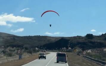 Un parapente aterrizó sobre la ruta de Altas Cumbres y el video se volvió viral