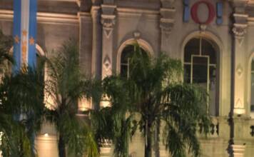 Una multitud despide al Indio Solari en todo el país: En Córdoba, el epicentro es el Patio Olmos