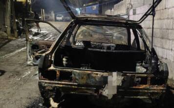 Despertó por un ruido y encontró su auto envuelto en llamas en Carlos Paz