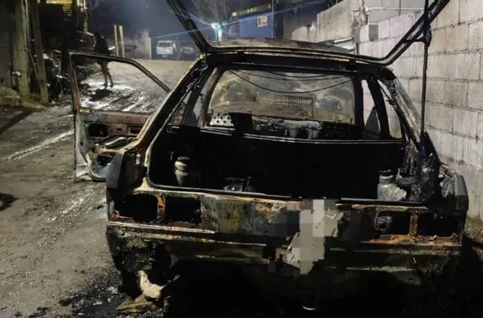 Despertó por un ruido y encontró su auto envuelto en llamas en Carlos Paz