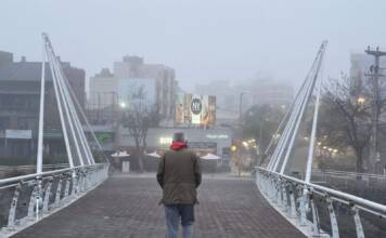 Otra mañana a pura niebla en Carlos Paz: cómo seguirá el tiempo este lunes feriado