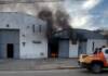 Carlos Paz: Bomberos combaten un incendio en un depósito y evacuaron el Ipem Carande Carro