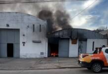 Carlos Paz: Bomberos combaten un incendio en un depósito y evacuaron el Ipem Carande Carro