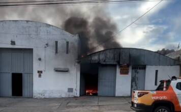 Carlos Paz: Bomberos controlaron un incendio de un depósito de pinturas y evacuaron casas cercanas