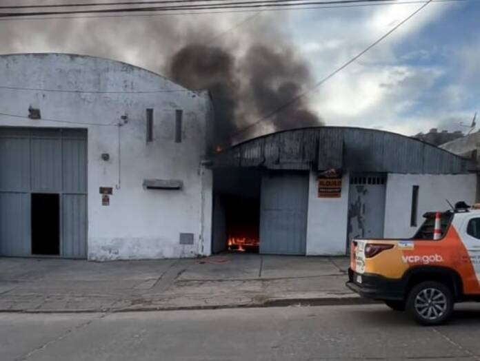 Carlos Paz: Bomberos combaten un incendio en un depósito y evacuaron el Ipem Carande Carro