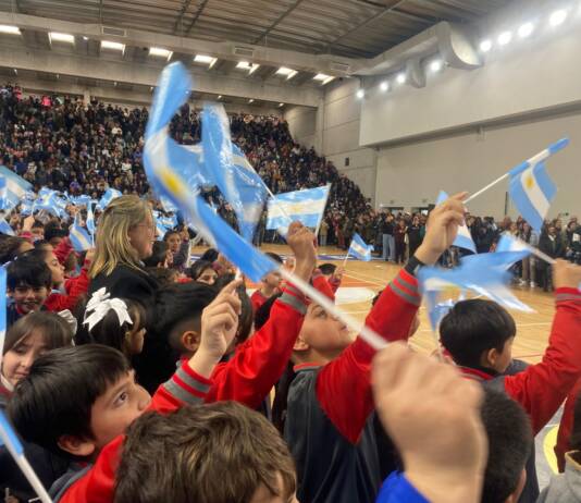Emotiva promesa a la Bandera en Carlos Paz: los chicos vivieron una jornada inolvidable en el Arena (videos y fotos)