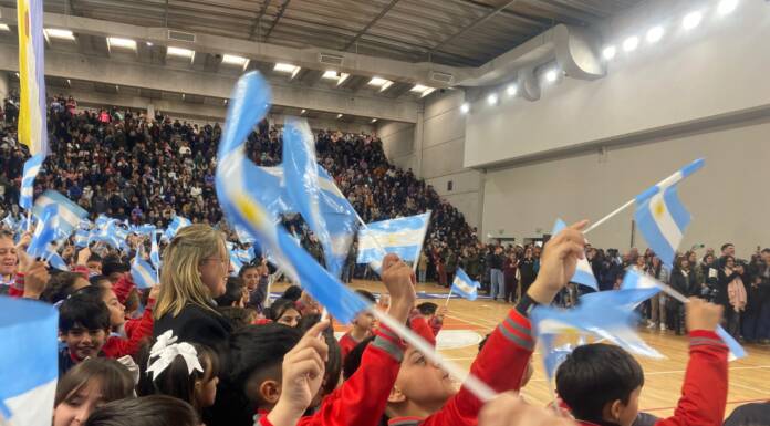 Emotiva promesa a la Bandera en Carlos Paz: los chicos vivieron una jornada inolvidable en el Arena (videos y fotos)