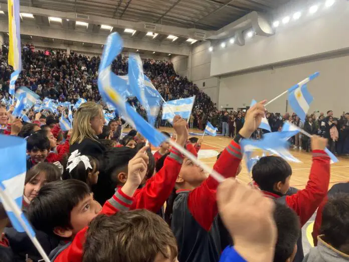Emotiva promesa a la Bandera en Carlos Paz: los chicos vivieron una jornada inolvidable en el Arena (videos y fotos)