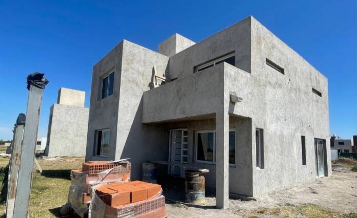 Prometían casas que nunca construyeron: un padre y sus dos hijos irán a juicio acusados de estafas por más de $800 millones