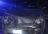 Perdió el control del auto y chocó fuerte contra una piedra