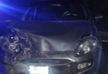 Perdió el control del auto y chocó fuerte contra una piedra