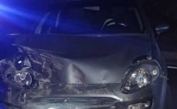 Perdió el control del auto y chocó fuerte contra una piedra