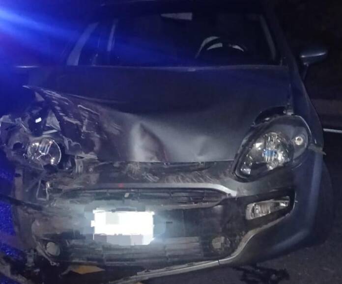 Perdió el control del auto y chocó fuerte contra una piedra