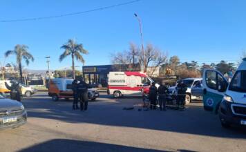 Choque entre una moto y una camioneta en Carlos Paz: un hombre fue hospitalizado