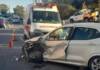 Caos vehicular por un impactante choque entre dos autos en Villa del Lago