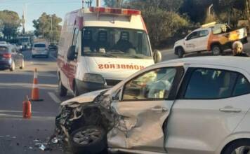 Caos vehicular por un impactante choque entre dos autos en Villa del Lago