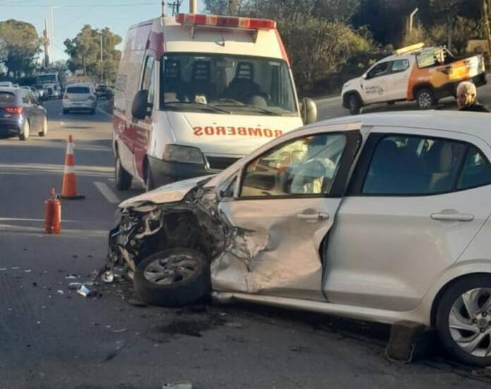 Caos vehicular por un impactante choque entre dos autos en Villa del Lago