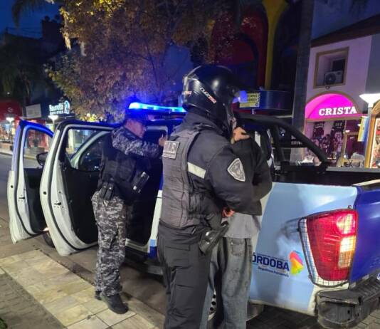 Estaba alcoholizado y molestaba a la gente en pleno centro de Carlos Paz